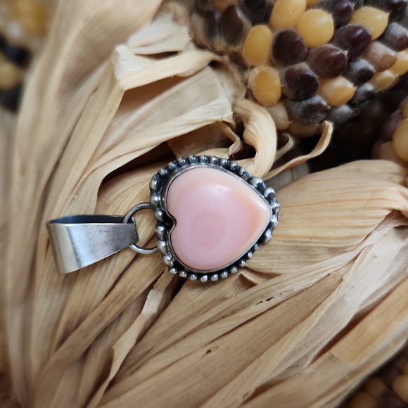 Adorable NWOT Native American Navajo Pink Conch Heart Pendant 💗🐚 - Picture 8 of 8